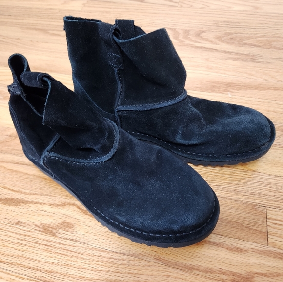 UGG Women's Classic Unlined Mini Perf Boots size 7 in black - Picture 1 of 11